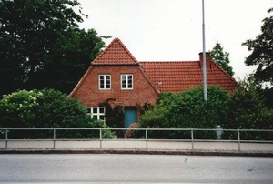 Anni og Aages Snabes hus foran Tnder Friluftsbad blev revet ned kort tid efter Annis dd midt i 90'erne....