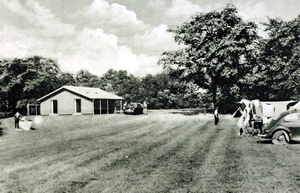 Her ses bagsiden af kioskbygningen ved Tnder Camping i1958